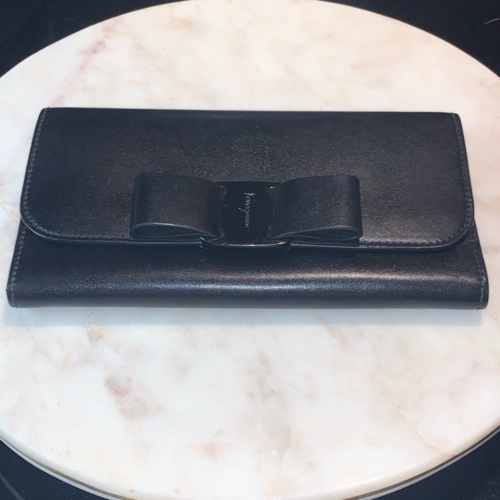 SALVATORE FERRAGAMO VARA BOW CONTINENTAL LONG WALLET BLACK LEATHER BLACK METAL
